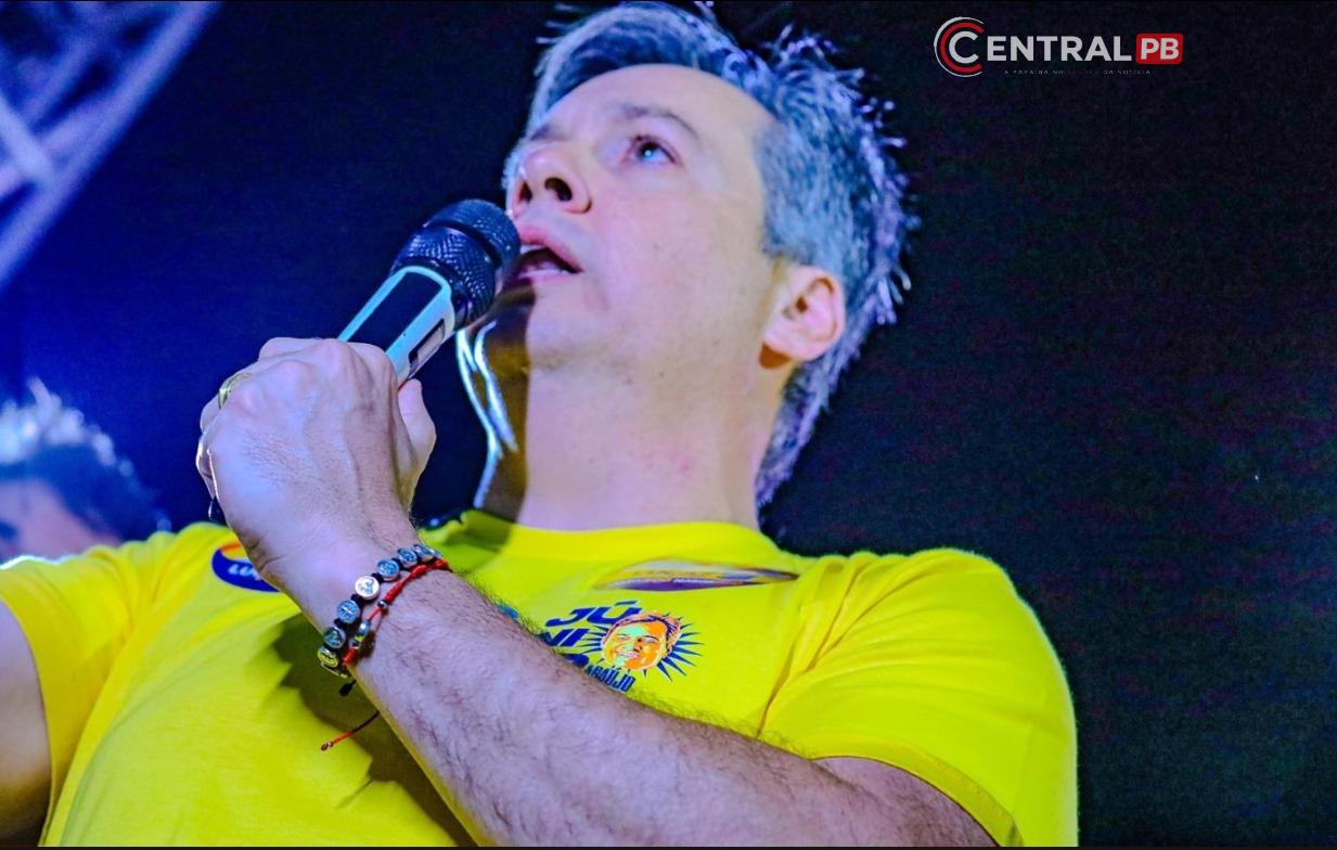 Júnior Araújo movimenta campanha em Cajazeiras com reunião comunitária e participação em procissão