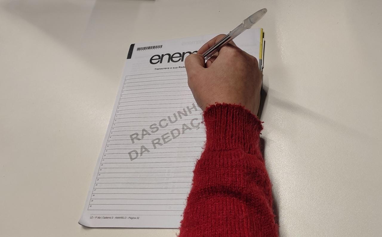 Lá Vem o Enem libera plataforma gratuita de correção de redação e divulga primeiro tema; veja como participar