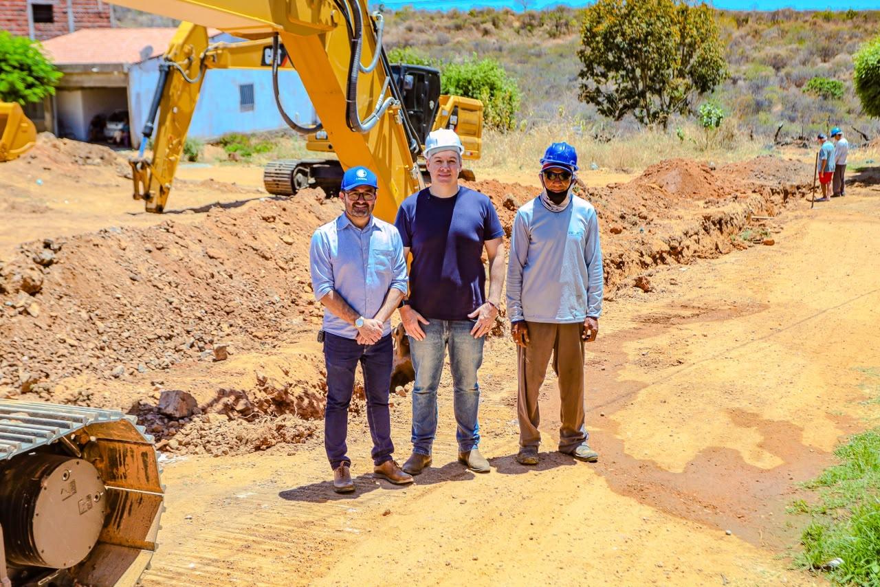 Júnior Araújo, adutora de Divinópolis, abastecimento de água, Divinópolis, Cajazeiras, Cagepa, Lucas Ribeiro, João Azevêdo, Marizópolis, Umari, Escurinho, Gravatá, investimento público, Sertão da Paraíba