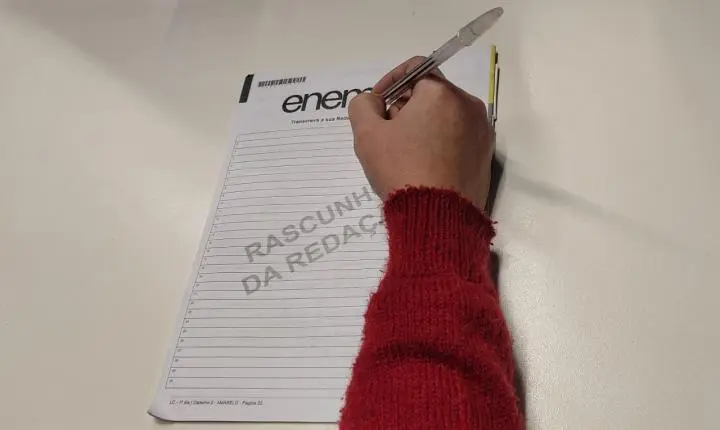 Lá Vem o Enem libera plataforma gratuita de correção de redação e divulga primeiro tema; veja como participar